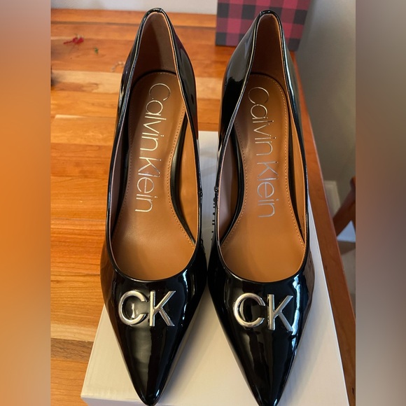 Calvin Klein Greta pump.
Leather and elastic upper
2 3/4 in heel
New with box - Picture 2 of 4